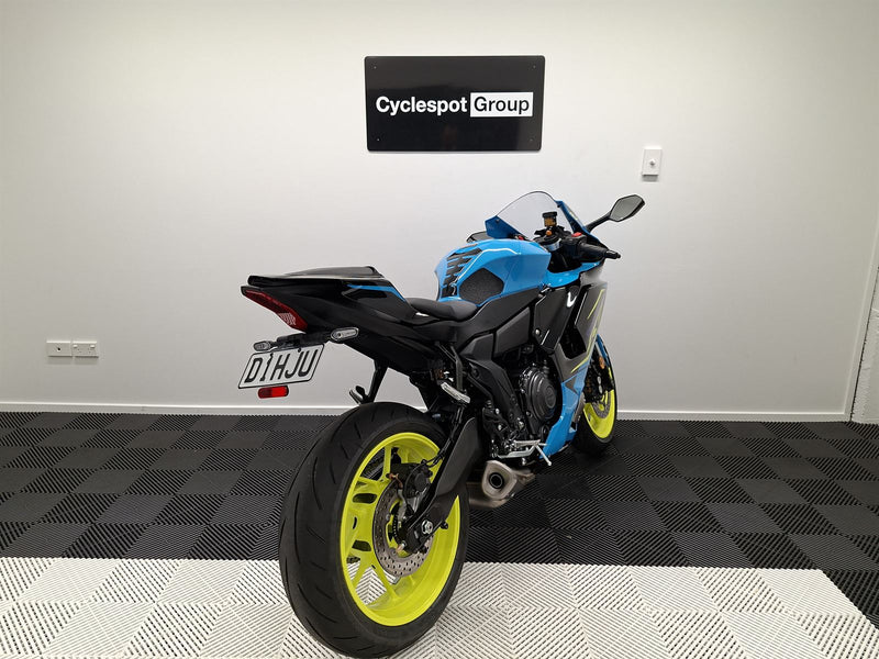 Load image into Gallery viewer, 2026 Yamaha R 7
