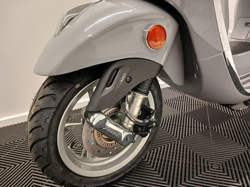 Load image into Gallery viewer, 2024 Vespa Primavera 150 | Grey Materia
