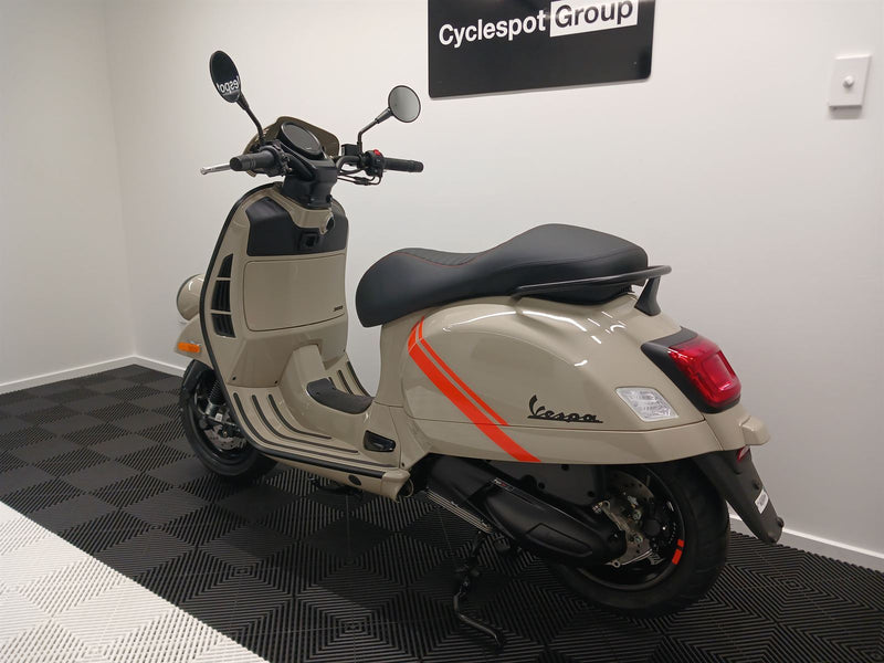 Load image into Gallery viewer, 2024 Vespa GTV 300
